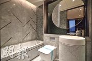 主人浴室採用浴缸，以灰色為主調設計，並以金屬物料配襯。