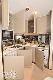 開放式廚房設有上下兩組杏色廚櫃，儲物空間充足。（劉焌陶攝）