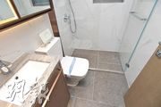 交樓標準浴室設計用料企理整潔，附有基本配套。（劉焌陶攝）