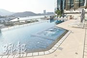 酒店設有戶外泳池，面積不大，但勝在能游泳的同時，亦可欣賞美景。