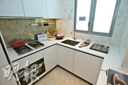 廚房空間闊落，備有實用U形廚櫃，是細單位中少見的大廚房。（楊柏賢攝）