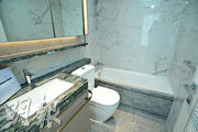 洗手間設於主人房內，形成套房格局，設計美觀實用。（楊柏賢攝）