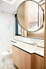 浴室配備圓形鏡櫃，內籠設計白色為主。（賴俊傑攝）