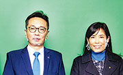 宏利強積金香港僱員福利業務部副總裁兼主管吳清發（左）表示，該行在1月首次派息。右為宏利投資管理亞洲區資產配置執行總監盧淑華。