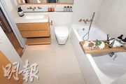 浴室以白色為主，以木色配襯，貫徹單位風格。（劉焌陶攝）