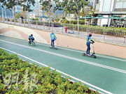 在將軍澳海濱公園旁的單車徑日前進行3日「電動可移動工具」試驗。