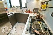 廚房廚櫃呈U形佈局，簡潔實用，並配備基本家電爐具。（劉焌陶攝）