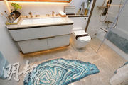 浴室設計明亮潔白，浴缸和淋浴間兼備。（劉焌陶攝）