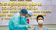 市場認為，柬埔寨等東南亞落後經濟國年內難群體接種，經濟增長難回到年均7.2%水平。圖為當地市民接種新冠疫苗。（法新社）
