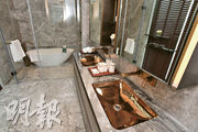 主人浴室雲石配上古銅色洗手盆，格調高貴。（劉焌陶攝）