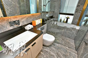 主人浴室採乾濕分離設計，浴缸和淋浴間兼備。（劉焌陶攝）