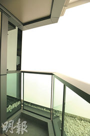 大廳採用落地玻璃窗，外連23方呎露台，將天然光引進室內。（曾憲宗、黃志東攝）