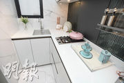 廚房為梗廚設計，附上白色廚櫃，提供充足的收納空間。（劉焌陶攝）