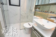 浴室採企缸設計，其地磚及牆身均鋪砌白色雲石。（劉焌陶攝）