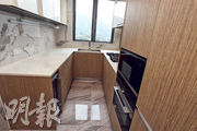廚房配有U形廚櫃，簡潔實用。
