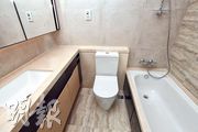 浴室以淺色石材鋪砌牆身及地下，美觀耐用。