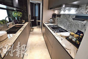 廚房採用雙邊廚櫃設計，並提供摺合式工作枱。（劉焌陶攝）