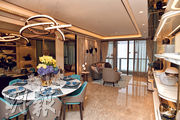 客飯廳地板採用雲石鋪砌，配以特色層架擺放裝飾；以香檳色為主調，加上藍色圓形餐桌配襯，與海洋主題互相呼應。（黃志東攝）
