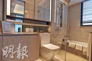 主人套房浴室設有鏡櫃，除增加空間感之外，更添收納空間。（黃志東攝）
