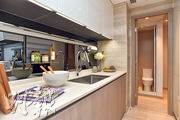 廚房為L形設計，一邊通往儲物間及洗手間。（黃志東攝）
