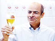 全球最大啤酒廠百威英博昨日宣布，行政總裁Carlos Brito（圖）將於7月卸任，結束他15年的任期，其職務將由現任北美業務負責人Michel Doukeris接替，新總裁將專注於內部增長。
