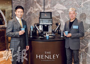恒基物業林達民（左）指，THE HENLEY會所引入咖啡機械人，結合AI人工智能技術，機械人可學習並復刻拉花手藝。銷售方面，項目上月底至今已發出5張價單共涉365伙，佔項目單位總數479伙的76%。