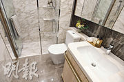 浴室以石材鋪砌，甚有酒店感覺，但不設通風窗。（劉焌陶攝）