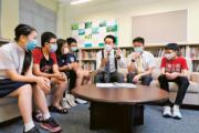 ▲香港資優教育學苑院長黃金耀博士（右三）親自指導參加城市創科大挑戰的學生，引導他們思考改良參賽計劃。