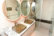 主人房廁所採用雙洗手盆設計，並配以淋浴間及浴缸，照顧不同人士需要。（劉焌陶攝）