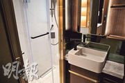 為令單位空間更加好使，發展商將洗手盆及鏡櫃設於浴室外。（楊柏賢攝）