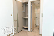 單位採套房設計，浴室設置於房間內，令客廳更為「見使」，睡房內亦設有一個小型衣櫃。（攝影 朱安妮、劉焌陶）