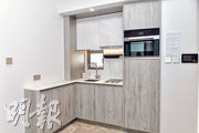 單位採開放式廚房設計，在開放式廚房位置設有通風窗，與露台趟門形式對流效果。（攝影 朱安妮、劉焌陶）