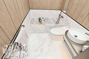 浴室以木紋飾板鋪砌牆身設計，華實兼備，符合起居實際需要。