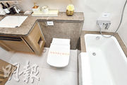 浴室以木材配合石製用料，設計美觀實用。（劉焌陶攝）