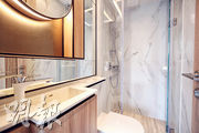 單位浴室採用雲石紋磚鋪砌，雅致耐用。