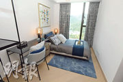 房間貫徹客廳的簡約風格，配以藍灰色作主調，感覺時尚年輕。（劉焌陶攝）