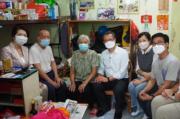 財政司長陳茂波（右三）在網誌中顯示他到深水埗探訪劏房與公屋居民的照片。