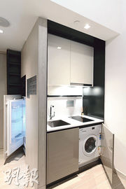 開放式廚房提供基本家電配套，如電磁爐、雪櫃、洗衣乾衣機等。