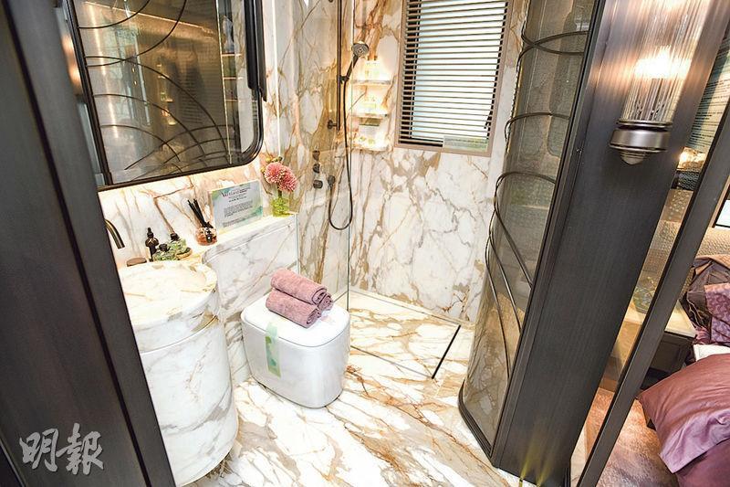 浴室以白色雲石為主調，配搭金屬邊框的玻璃鏡面，時尚典雅。