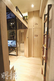 單位樓底高度3.5米，設計師採「垂直」設計，室內家俬均向高空發展，以善用空間。