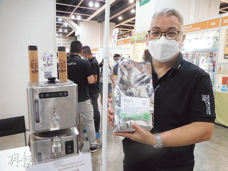 金興科技創辦人朱民彥研製出一款方便易用的冲奶茶機，輕易冲出港式奶茶。（薛偉傑攝）