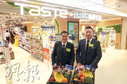 香港百佳超級市場董事總經理任良安（左）坦言新冠疫情催谷網購風氣，傳統超市市場競爭與日俱增。右為FRESH新鮮生活行政總裁李軒宇。（曾憲宗攝）
