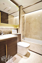 浴室以鋪砌雲石瓷磚為主，另配備浴缸，惟不設通風窗。