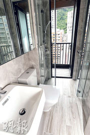 浴室連接工作平台，能保持空氣流通，減少室內發霉問題。（劉焌陶攝）
