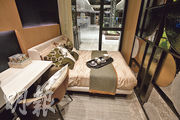 睡房與客廳改以磨砂特色玻璃趟門分隔，增強室內空間感。
