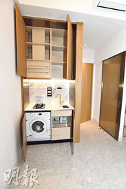 項目標準戶樓層高度達3.5米，1房戶採開放式廚房設計，室內附有多組高身儲物櫃。