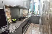 廚房配備歐洲品牌家電，包括Miele煮食爐、雪櫃、焗爐及酒櫃等。（劉焌陶攝）