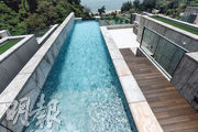 天台設有私家泳池，住戶可以一邊游泳、一邊欣賞海天一色美景。（劉焌陶攝）