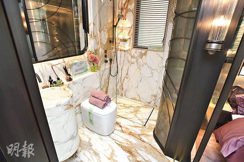 浴室以白色雲石為主調，配搭金屬邊框的玻璃鏡面，時尚典雅。（劉焌陶攝）