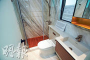 浴室鋪雲石面，淋浴間用木地板，以達至防滑去水作用，設有窗戶、屬「明廁」。